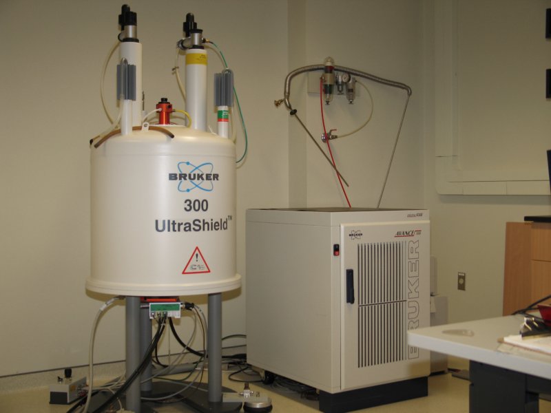 300 Image of a white 300MHz Spectrometer connected to its console