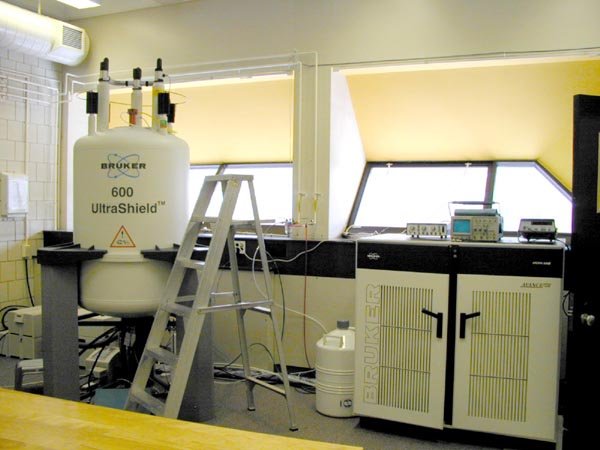 600 MHz Narrow-Bore Image of a white 600 MHz narrow-bore instrument