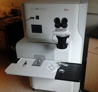 Lecia HPM100 Image of a white Leica HPM100 ancillary machine prepared with aqueous specimens ready for freezing