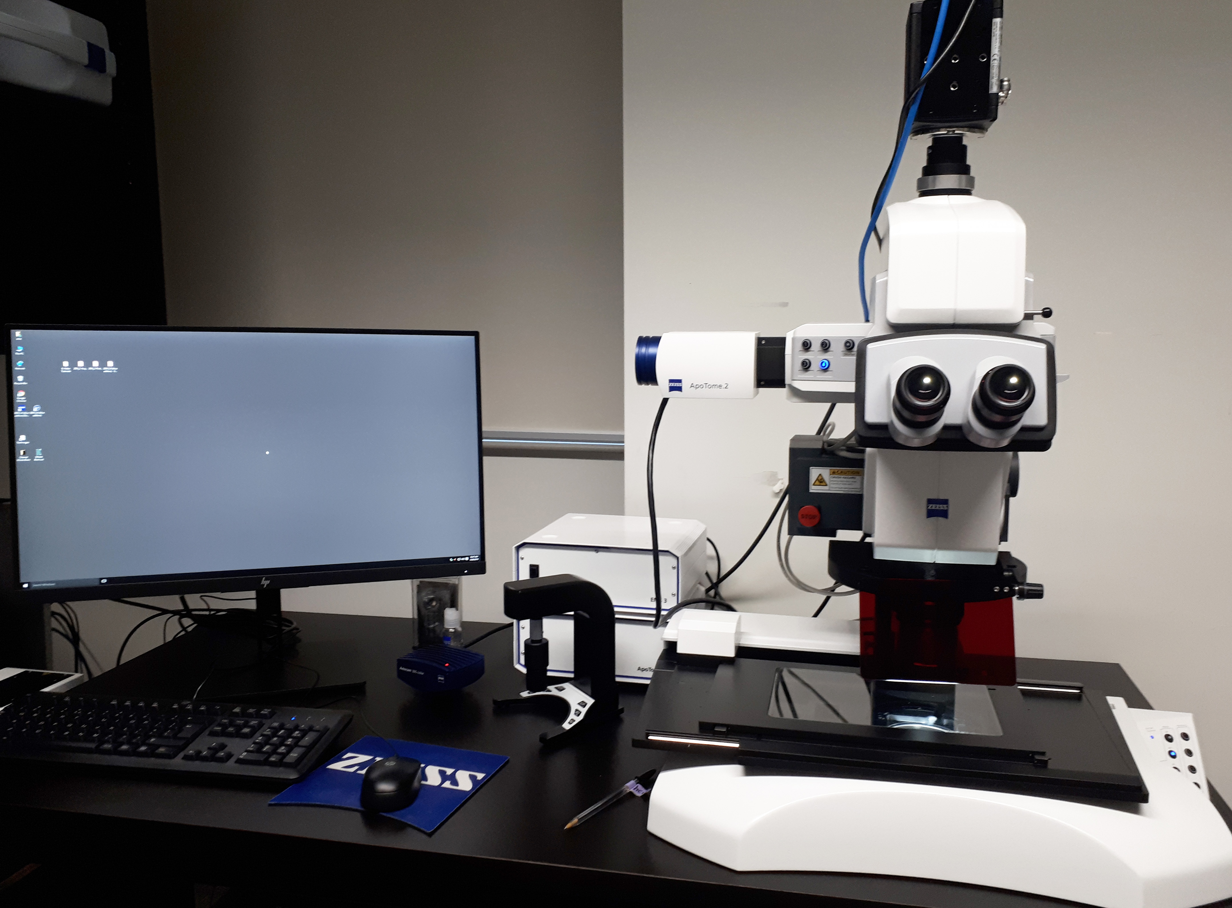 Zeiss Axiozoom V.16 A picture of the Zeiss Axiozoom stereo microscope with accessory equipment and computer